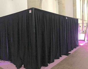 Pipe & Drape, BACKDROP.de, Pop-up-Vorhang-System, Wentex, Upright und Drape-Support