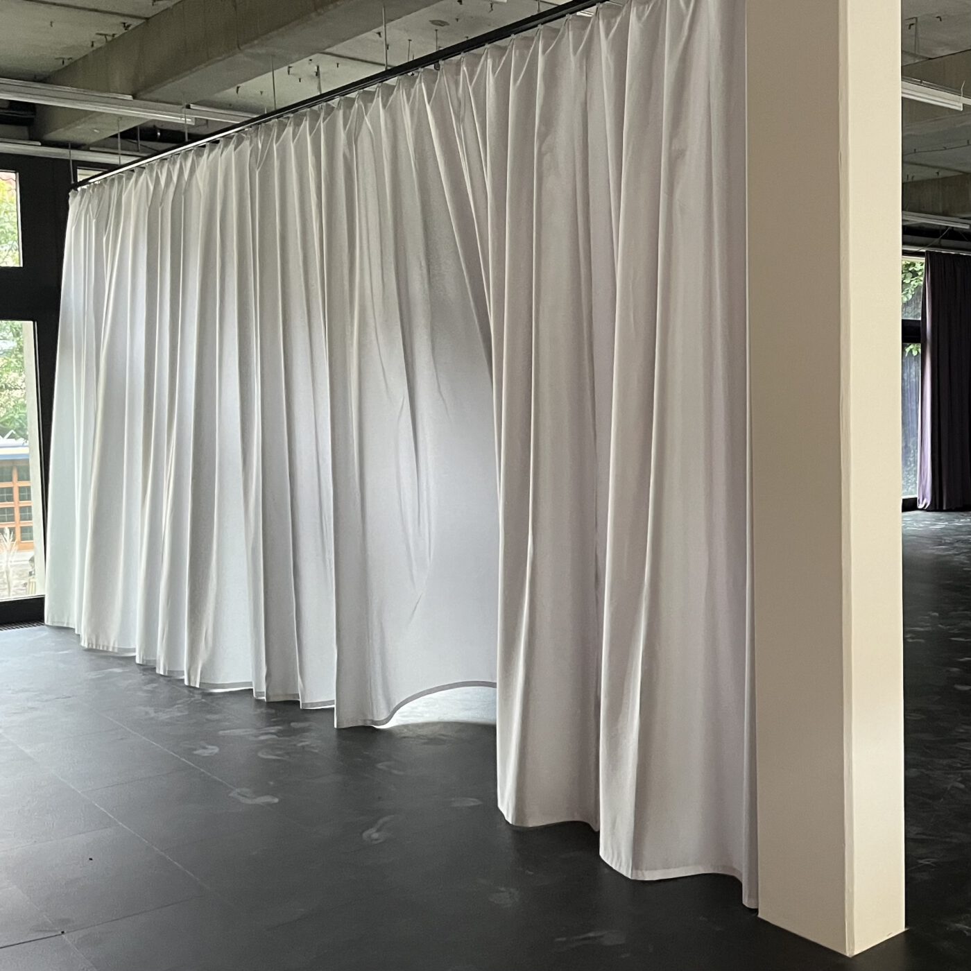 Theater und Bühnenvorhang weiß