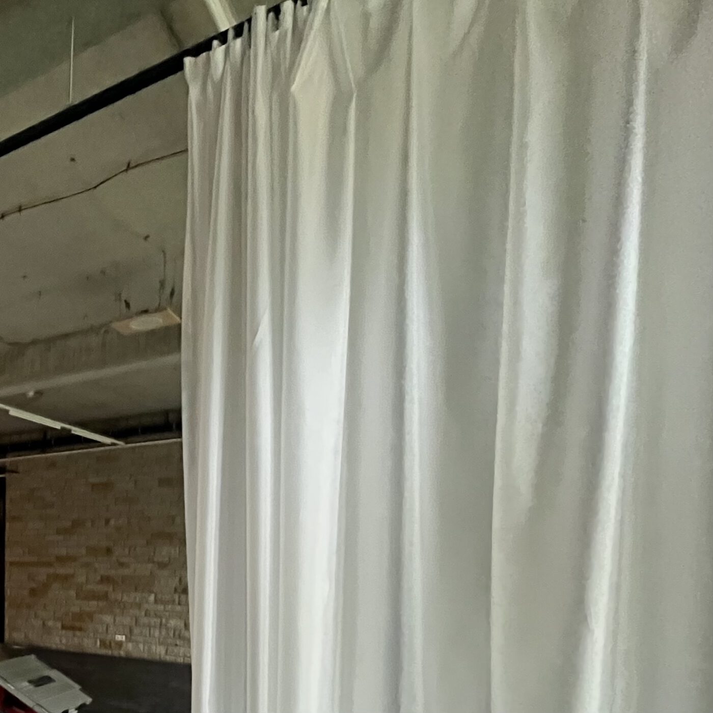 Theater und Bühnenvorhang weiß