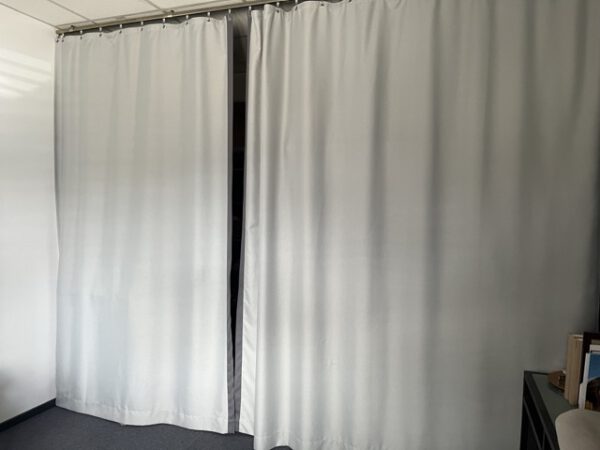kleiner Bühnenvorhang aus grauem Acoustico (2-teilig)