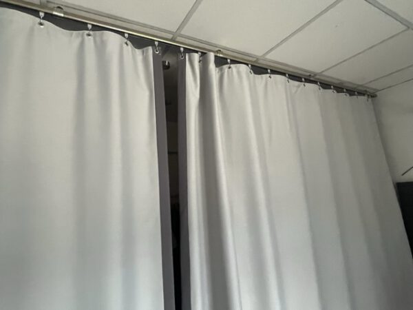 kleiner Bühnenvorhang aus grauem Acoustico (2-teilig) – Bild 5