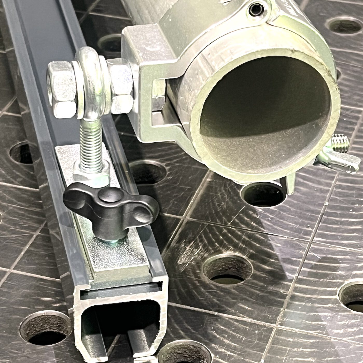 Track-60 Vorhangschiene, Aufhängung an Traverse, Truss, Theatervorhang, BACHDROP.de, Event-Bühnenvorhang