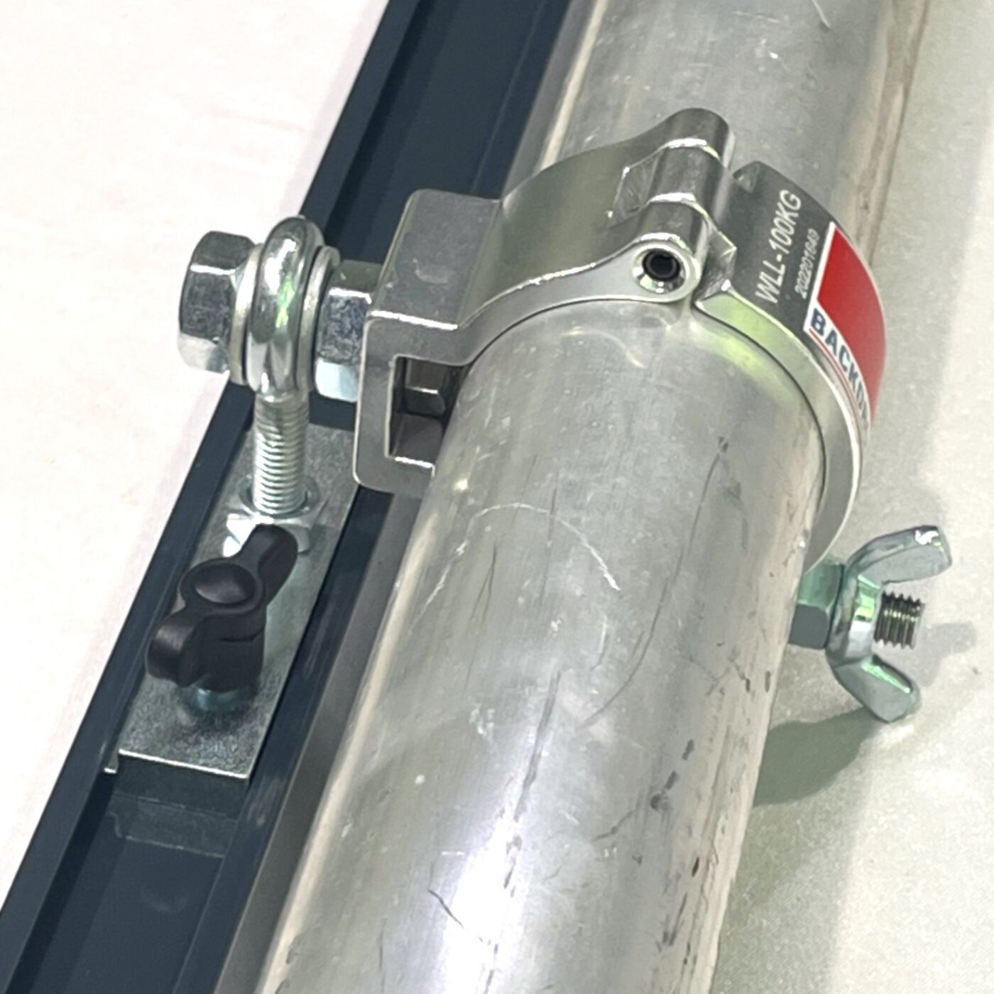 Track-60 Vorhangschiene, Aufhängung an Traverse, Truss, Theatervorhang, BACHDROP.de, Event-Bühnenvorhang